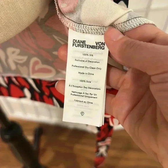 Diane Von Furstenberg Julian Silk Jersey Wrap Dress in Rabbit Hearts Red XXS EUC - Picture 12 of 12